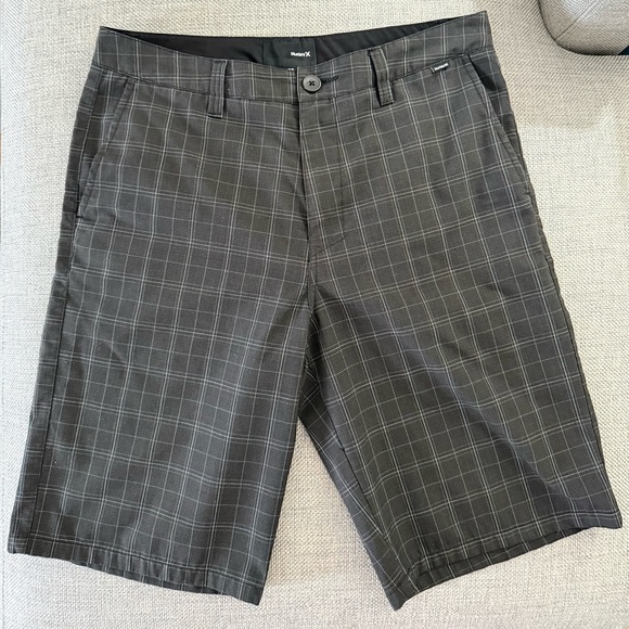 HURLEY MEN’S DARK GREY-LIGHT BLACK SHORTS WITH WHITE CHECKERED LINES PATTERN - Picture 3 of 16